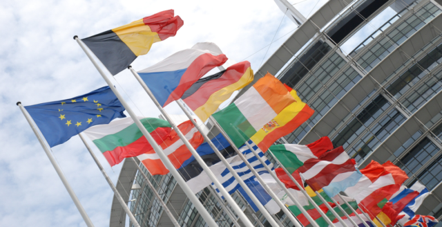 EU-flaggan och nationella flaggor framför Europaparlamentet i Strasbourg.