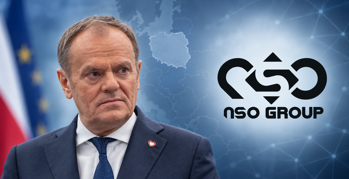 Redaktionellt montage med Donald Tusk till vänster och NSO Groups logotyp till höger mot en diskret stålblå bakgrund.