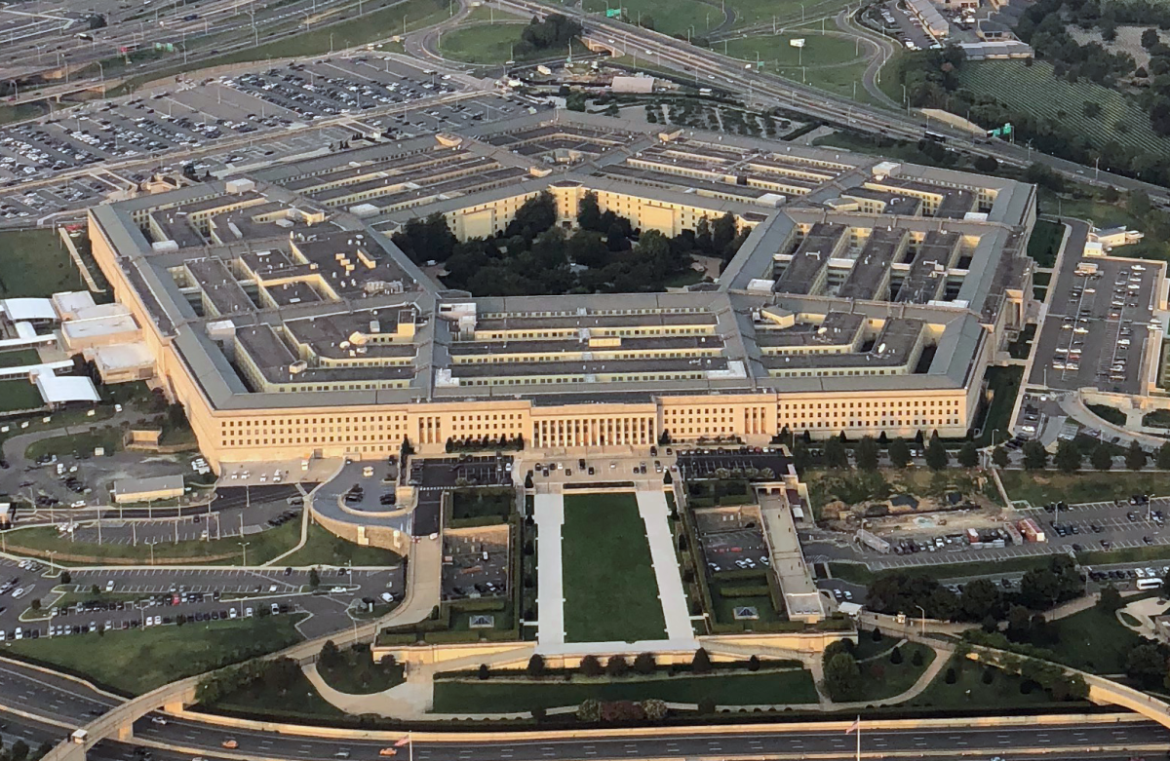 Efter att tvillingtornen träffats, men innan Pentagon träffades, vad sade en person från den militära underrättelsetjänsten till en NBC-journalist som befann sig med honom vid Pentagon?