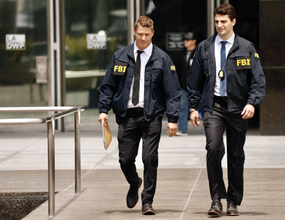 Hur djupt ned hittades den svarta lådan på fältet nära Shanksville i Pennsylvania, enligt FBI?