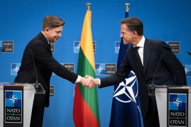 Mindaugas Sinkevičius och Mark Rutte skakar hand