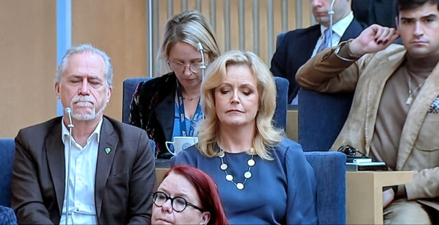 Ledamöter i riksdagens blå bänkar under statsministeromröstningen.