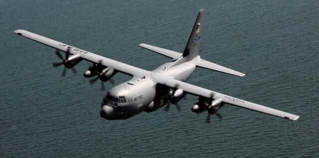 Ett amerikanskt WC-130J Hercules väderspaningsplan i luften