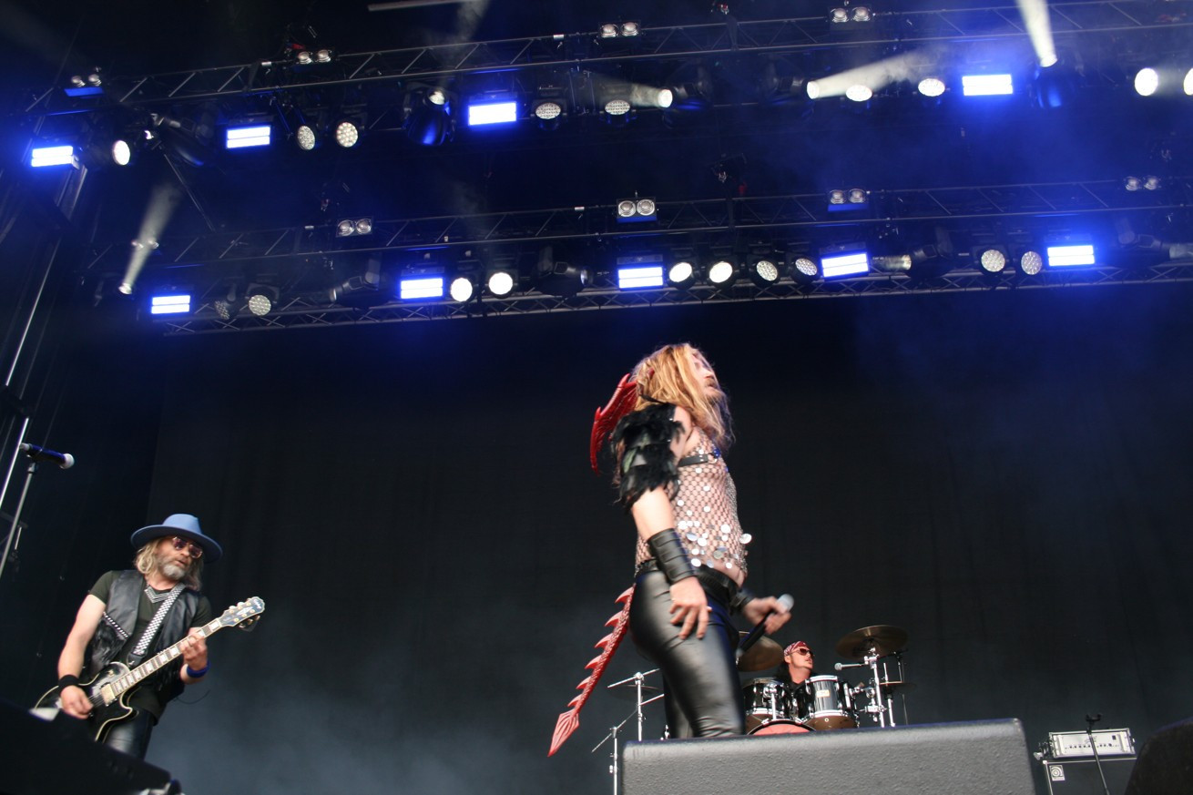 Ett stycke rockhistoria som skapas där bandet Metal Dragon vet hur paketera och marknadsföra filmen, Vi Är Metal Dragon.