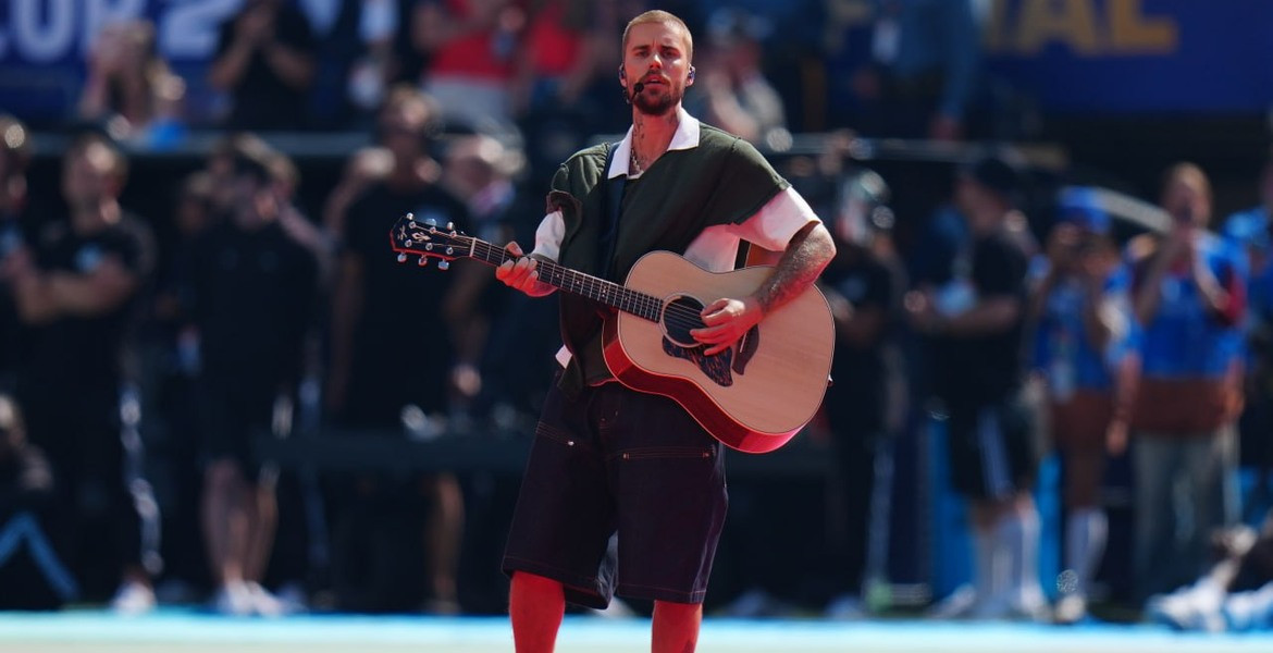 Justin Bieber spelar gitarr under halvtidsshowen i VM-finalen 2026