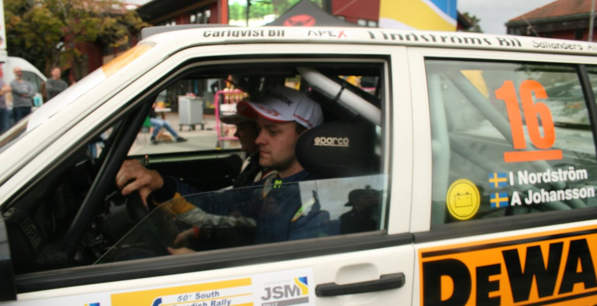 Ett av alla de ekipage som passerade, några långsamt andra i effektfulla hastigheter och motormuller under South Swedish Rally under helgen 11-12 september 2026