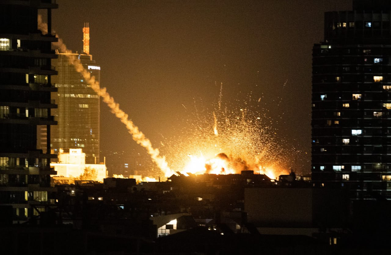 Explosion i centrala Tel Aviv under iransk missilattack 28 februari 2026