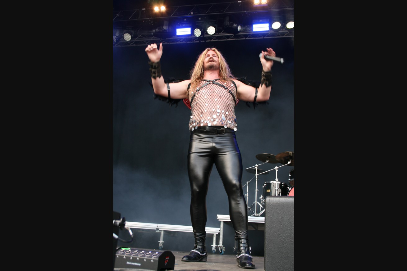 Stående stilstudie av Andreas Rylander i sin karaktär Rulle The Dragon Warden.