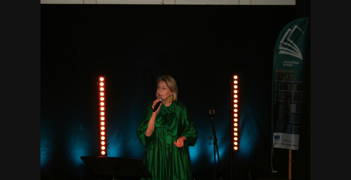 Arja Saijonmaas inlevelse, scennärvaro och fantastiska röst vägledde resan med auditoriet i hennes fantastiska låtskatt under Jämshög Booktown Festival fredagen den 18 september.