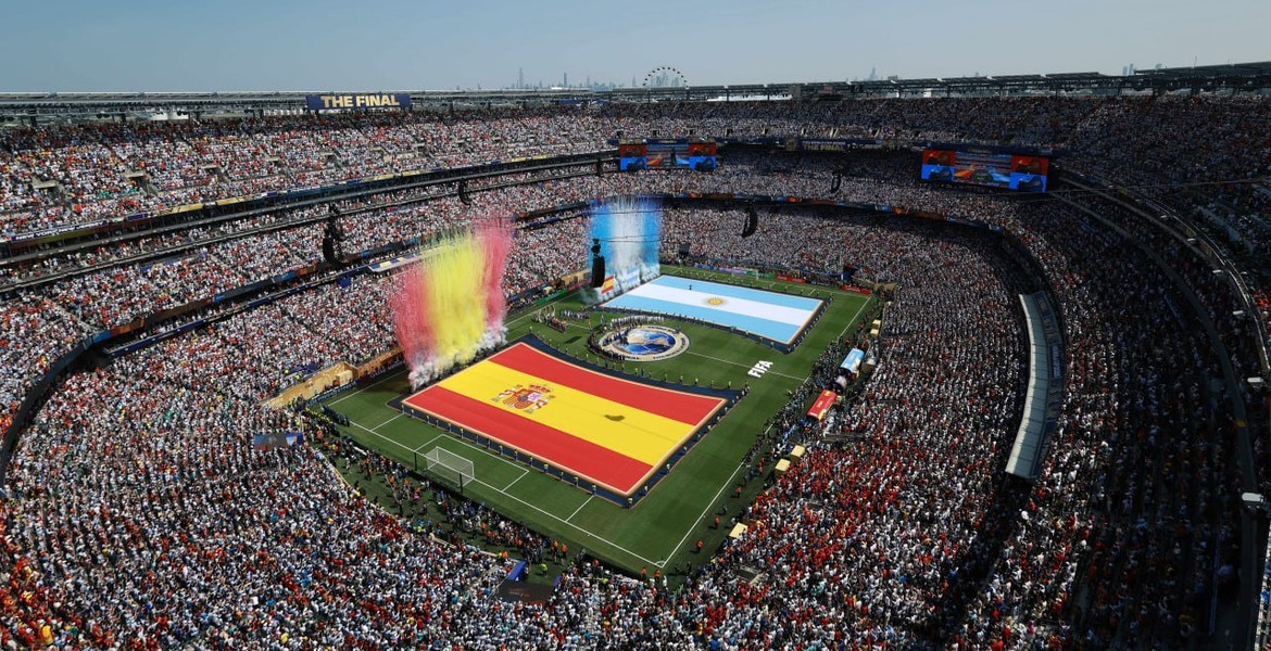 New York New Jersey Stadium med Spaniens och Argentinas flaggor inför VM-finalen 2026