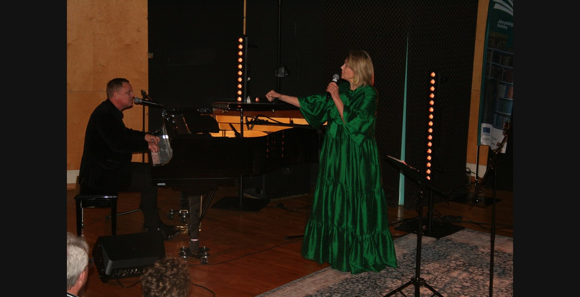Stämningsfull bokkonsert med utgångspunkt i Arja Saijonmaas bok, Arjas Sauna tillsammans med finländska pianisten, Petri Somer.