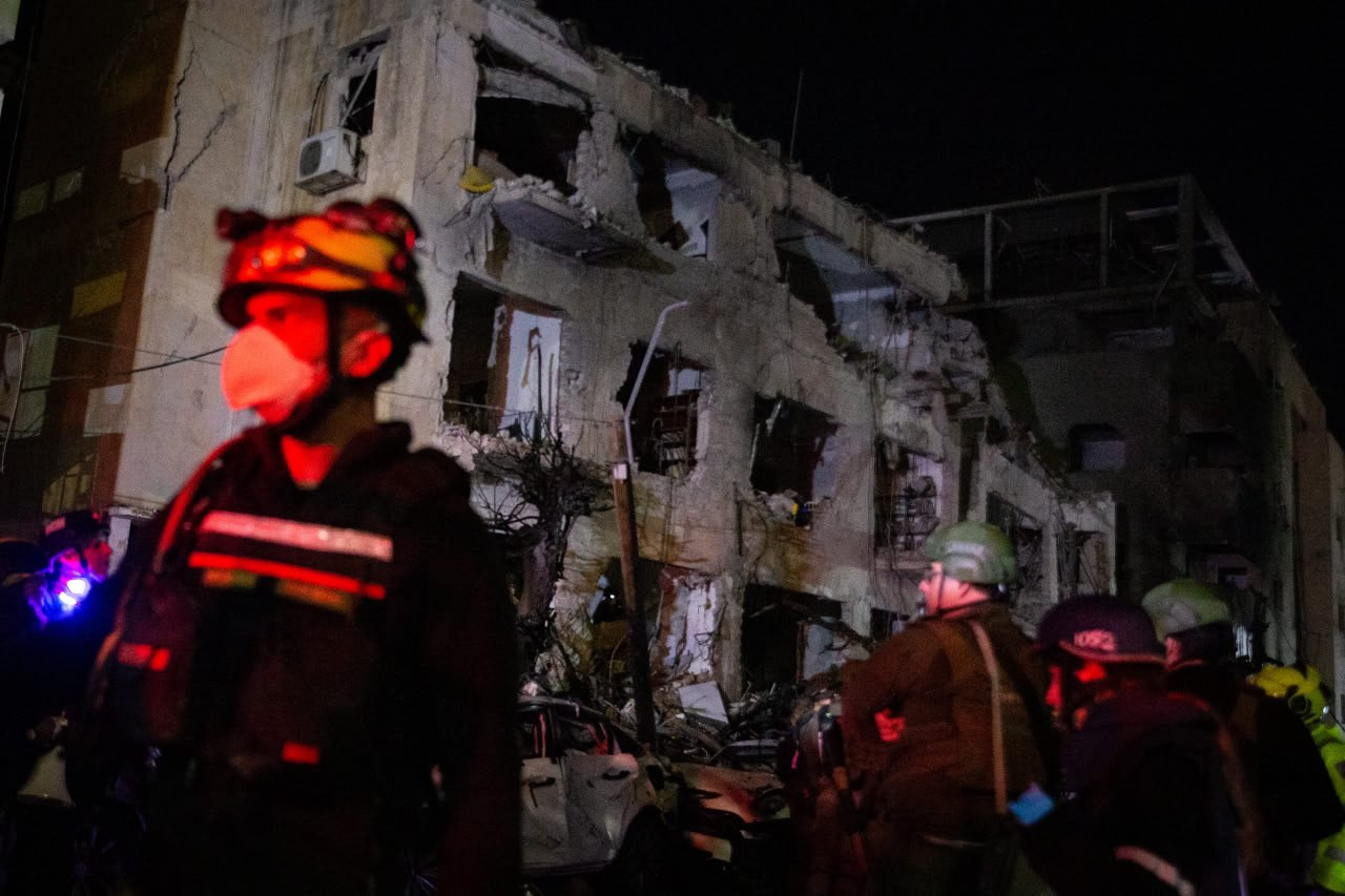 Räddningspersonal arbetar vid raserad byggnad i Tel Aviv