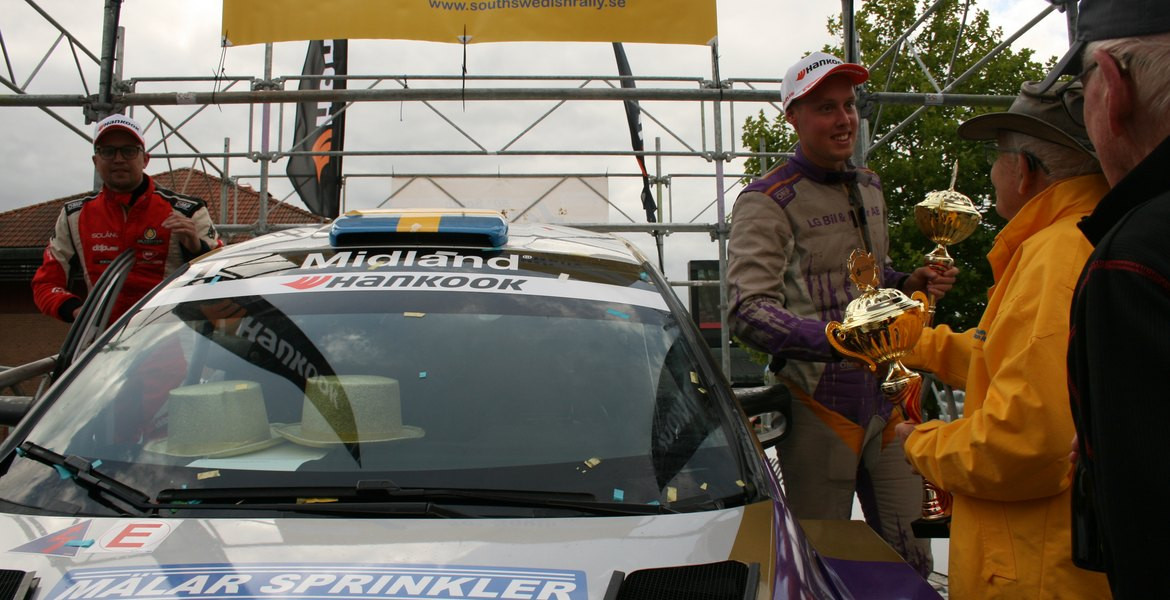 Stor glädje för Kalle Gustafsson att motta första pris i Rally-SMs final i den Internationella 4 WD klassen under South Swedish Rally i Olofström 2026