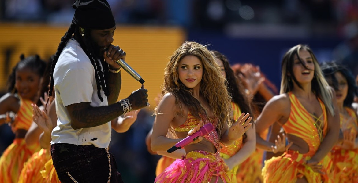 Shakira uppträder under halvtidsshowen i VM-finalen 2026