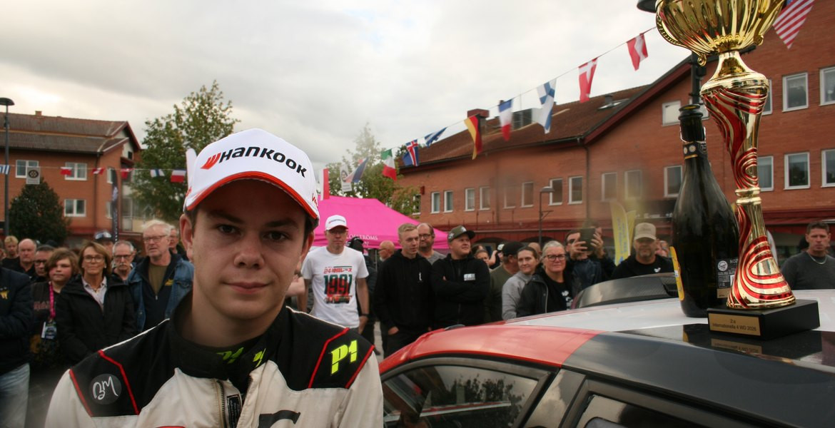 En god bedrift att nå andra plats i den Internationella 4 WD klassen där Adam Grahn tar emot pokal och bubbel med lugn och sans
