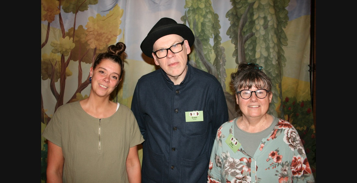 Camilla Petersson t.v bredvid mikroförlaget Anotekets Sven och Eva Velander där alla tre kompletterade varandra berörande och finstämt.