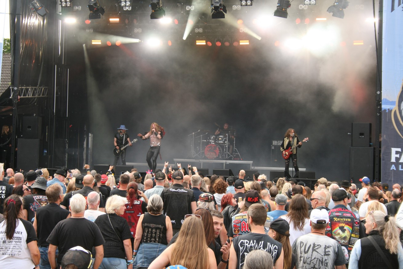 Bandet Metal Dragon som påar sin film Vi Är Metal Dragon som går hem hos publiken precis som repertoaren gör.