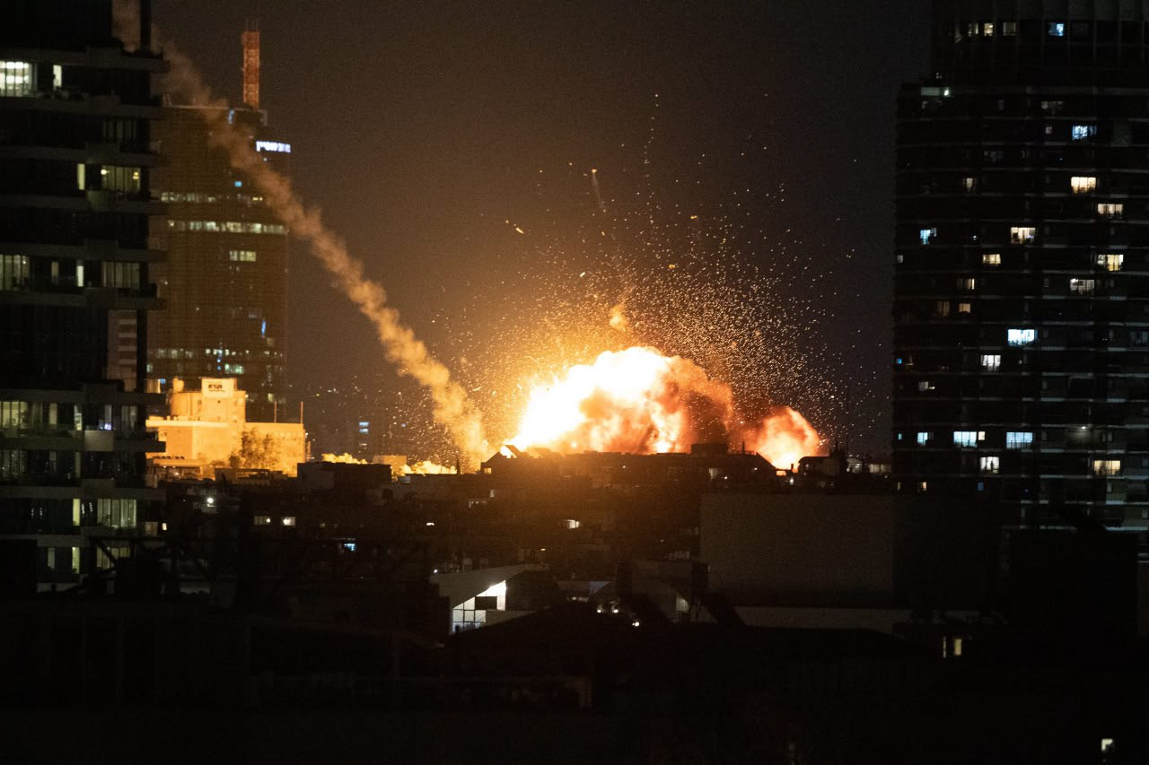 Explosion mellan höghus i Tel Aviv under iransk attack 28 februari 2026