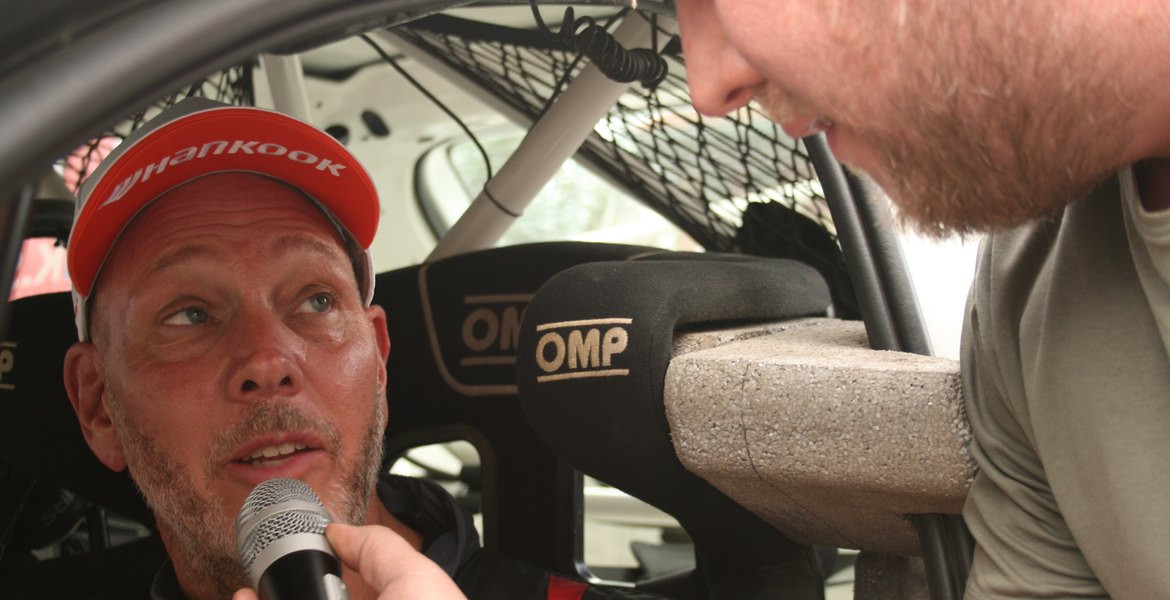 Kenny Stavbom svarar på rampens Hampus Juteryds intervjufrågor i god inlevelse
